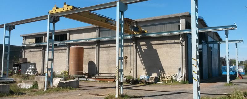 Carroponte presso l'esterno dell'officina Comoind a Rosignano Solvay