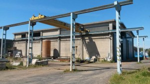 Carroponte nel piazzale dell'azienda adiacente l'officina